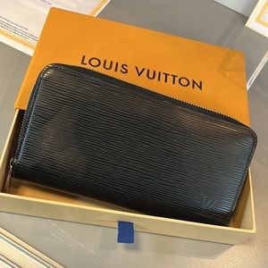 Louis Vuitton zippy wallet EPI leather